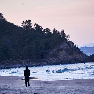 Photo Seule sur la plage la nuit