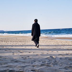 Photo Seule sur la plage la nuit