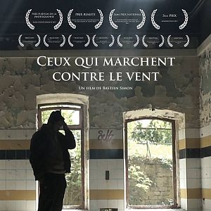 Photo Ceux qui marchent contre le vent