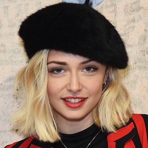 Photo Sophie Simnett