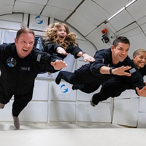 Photo Compte à Rebours : Quatre Touristes dans l’Espace