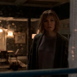 Photo La Femme qui habitait en face de la fille à la fenêtre