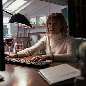 Photo La Femme qui habitait en face de la fille à la fenêtre