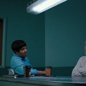 Photo La Femme qui habitait en face de la fille à la fenêtre