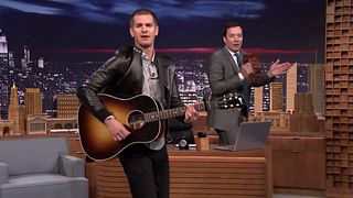 image de Andrew Garfield chante le générique culte de Spider-Man chez Jimmy Fallon