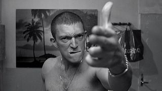 image de Les pétages de câbles devant un miroir