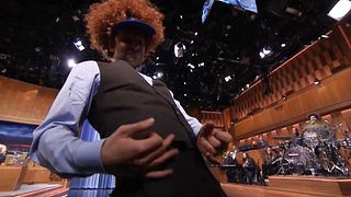 image de Bradley Cooper est un dieu d'air guitar ! 