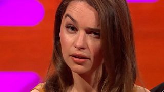 image de Emilia Clarke et Cara Delevingne font un concours de sourcils !