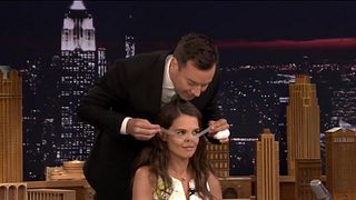 image de Katie Holmes est scotchée par Jimmy Fallon