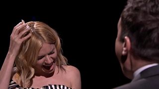 image de Sienna Miller joue à la roulette russe... avec des oeufs !