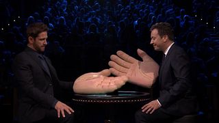 image de Gerard Butler et Jimmy Fallon se collent des baffes !