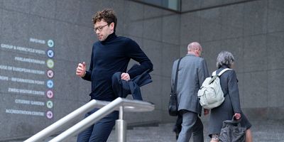 poster de la série Le mille-pattes européen