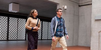 poster de la série Au service de sa majesté