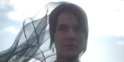 poster de la série Helena avec un H