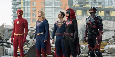 poster de la série Crisis on infinite earths : la menace