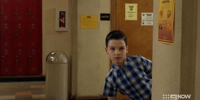 poster de la série un placard à balais et une planche de Ouija