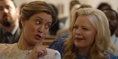 poster de la série Une invitation à une fête, des raisins pour le foot et une poule terrestre