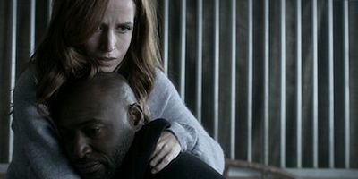 poster de la série Ensanglanté, mais debout