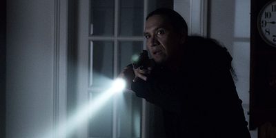 poster de la série La nuit autour de moi se fait plus obscure