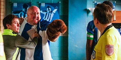 poster de la série Aux chiottes l'arbitre !