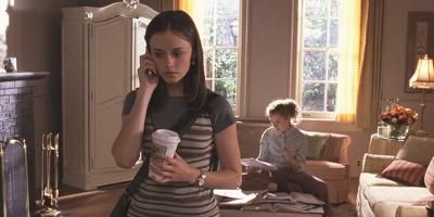 poster de la série Des hobbits sur canapé