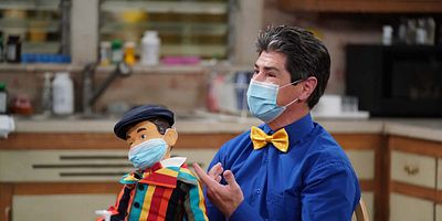 poster de la série Birthdays, Babies and Emotional Support Chickens