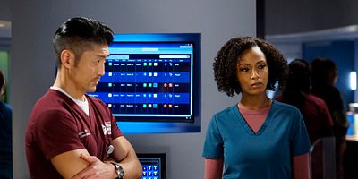 poster de la série Si loin, si proches