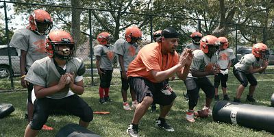 poster de la série Bienvenue, Man Man, dans la famille des Saints