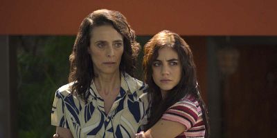 poster de la série La double vie de Sara