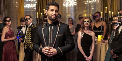 poster de la série La vie est un bal masqué