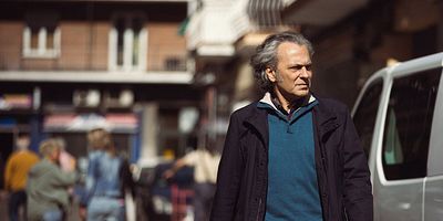 poster de la série Ce qui se cache sous le tapis