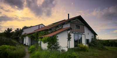 poster de la série France : la maison Hourré