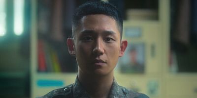 poster de la série Un homme tenant des fleurs