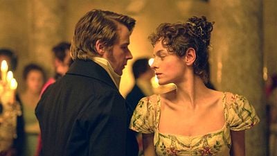 image de la news C'est le favori pour incarner James Bond : découvrez les premières images de Jack Lowden et Emma Corrin dans Orgueil et Préjugés sur Netflix