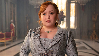 image de la news Déçus de sa présence réduite dans Bridgerton ? Lady Whistledown "tourne une nouvelle série Netflix"... et pas que !