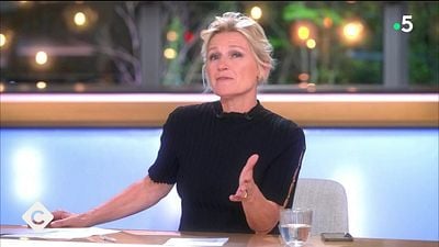 image de la news C à vous : Anne-Elisabeth Lemoin doit composer après une bourde en direct de la production