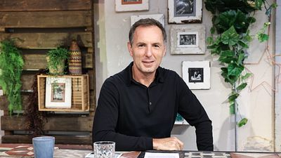 image de la news Ça vaut le coup : qui est Jean-Philippe Doux, le chroniqueur de Faustine Bollaert ?