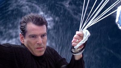 image de la news Ce soir à la télé : oui, oui, James Bond fait du parapente au milieu des icebergs... Pierce Brosnan repousse les limites du n'importe quoi et on adore !