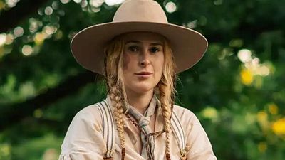 image de la news Premières images : c'est la fille de deux immenses stars d'Hollywood et elle joue l'héroïne d'un western "audacieux"