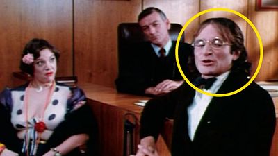 image de la news Il y a 48 ans, cette légende de la comédie débutait au cinéma dans le rôle d'un avocat ! L'avez-vous reconnue ?