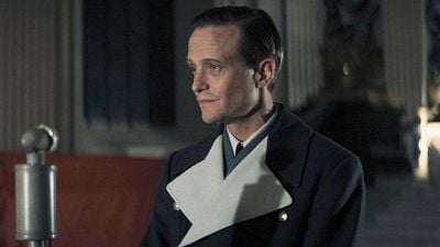 image de la news Près d'1 million d'entrées en France : August Diehl, star de Les Rayons et les Ombres, réagit au succès du film avec Jean Dujardin [EXCLU]