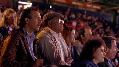 image de la news Il y a 35 ans, ces deux futures stars faisaient leurs premiers pas d'acteurs dans un film culte des années 80 aux côtés de Kevin Costner, et personne n'a rien vu !