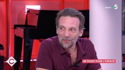 ”Désolé, le périphérique…” : Mathieu Kassovitz arrive (très) en retard sur le plateau de C à vous