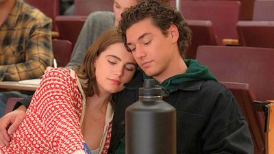image de la news Off Campus est-elle une bonne série ? Voici les premiers avis spectateurs sur cette romance déconseillée aux moins de 16 ans.