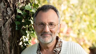 image de la news Frédéric Lopez "émotionnellement épuisé" : l'animateur se livre sur son burn-out