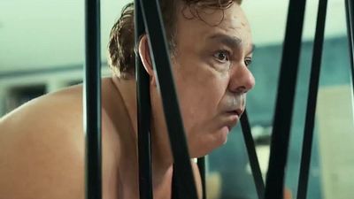 image de la news Alibi.com 2 : est-ce le vrai postérieur de Didier Bourdon dans cette scène hilarante ?