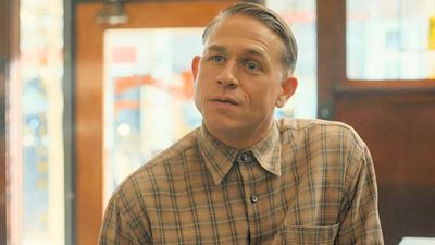 image de la news Monstre saison 3 : "C'est en vous..." Voici le conseil qu'a reçu Charlie Hunnam pour préparer son rôle d'Ed Gein dans la série Netflix !