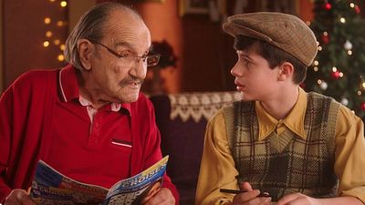 image de la news Scènes de Ménages spécial Noël sur M6 : l'enfant qui joue Raymond plus jeune est le fils d'une star de Demain nous appartient !