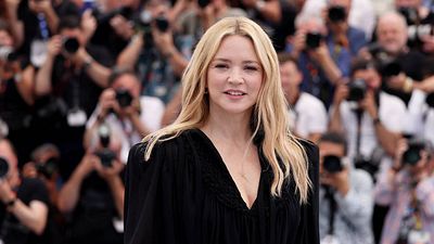 image de la news Virginie Efira en brune pour son prochain film sur fond de mouvement des Gilets jaunes : première photo !