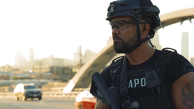 image de la news 1 an après la fin de S.W.A.T : premières images de Hondo dans le spin-off... Vous n'êtes pas prêts !